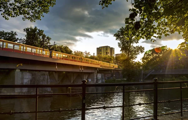 O S Bahn em Berlim atravessa uma ponte sobre o rio Spree — Fotografia de Stock