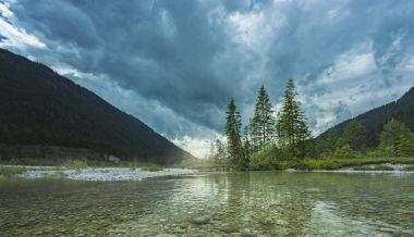 Bavyera topraklarda Isar Nehri  