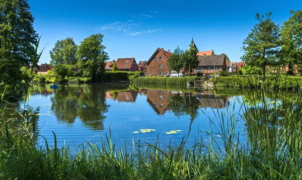 湖泊和池塘中 Mlln 小镇在德国石勒苏益格荷尔斯泰因 — 图库照片