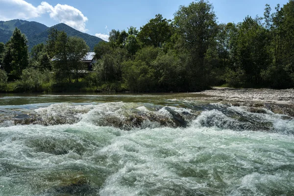 Il fiume Isar nella terra bavarese — Foto Stock