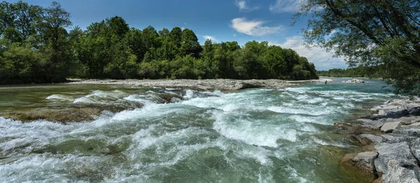 Il fiume Isar nella terra bavarese — Foto Stock