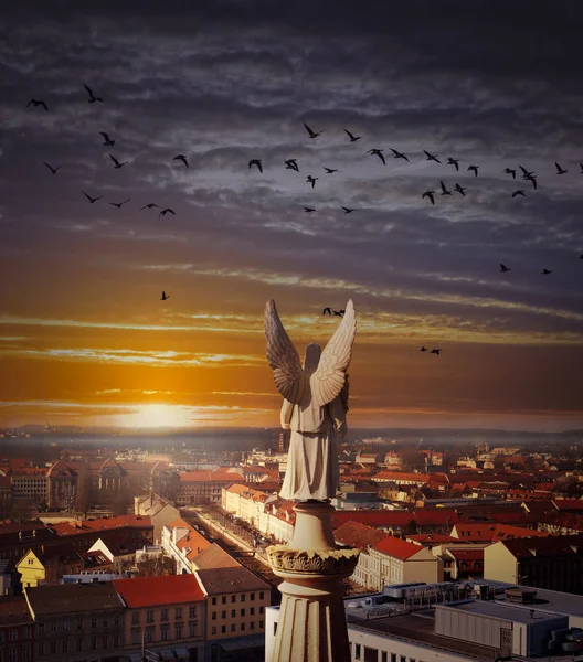 Vista dramática de Potsdam com figura Angel na foto — Fotografia de Stock