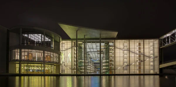 La Casa Paul Loebe en Berlín por la noche — Foto de Stock