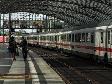 Berlin Merkez istasyonunda tren yolcu  