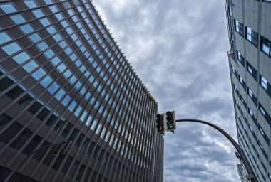 Berlin içinde gökdelenler arasında trafik ışığı  