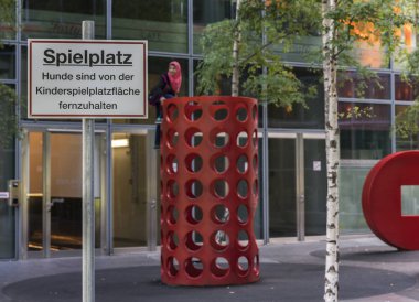 Çocuk oyun Berlin üzerinde iskele tırmanışı  