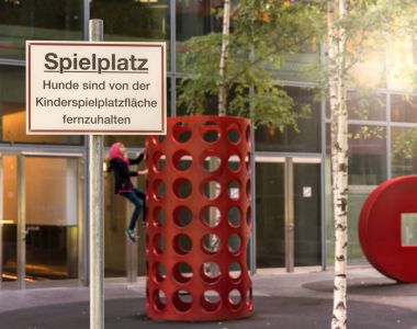 Çocuk oyun Berlin üzerinde iskele tırmanışı  