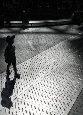 Işık ve gölge kişi Potsdamer Platz de Berlin  
