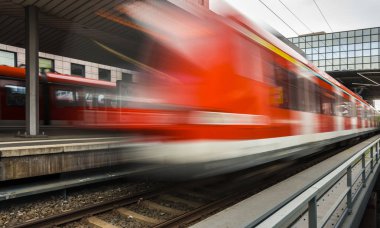 Frankfurt sergi istasyonunda tren  