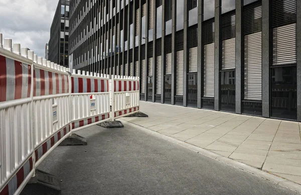 Blokuje drogę przed nowym budynku — Zdjęcie stockowe