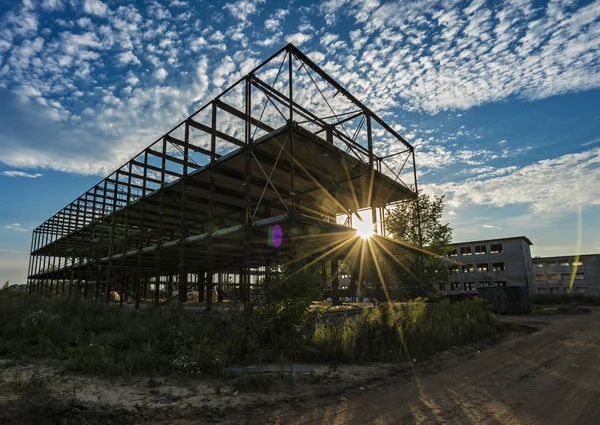 Abriss einer alten Fabrikhalle — Stockfoto