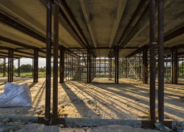 Eski bir fabrika binasının yıkım  