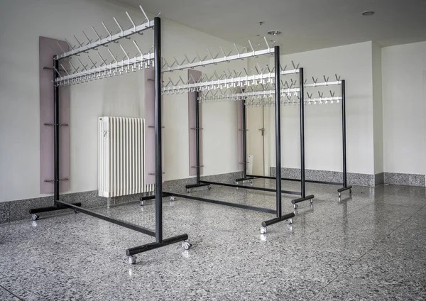 Garderobe stand en lobby in een flatgebouw — Stockfoto