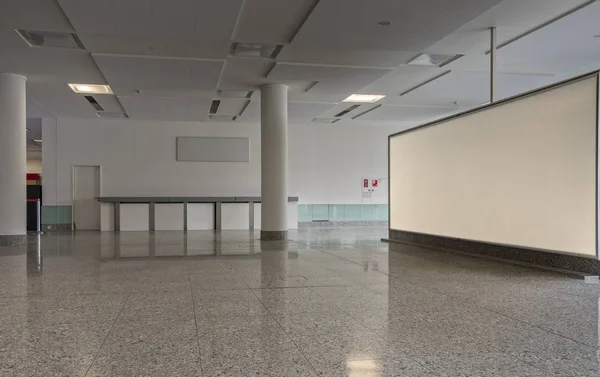 Garderobe stand en lobby in een flatgebouw — Stockfoto