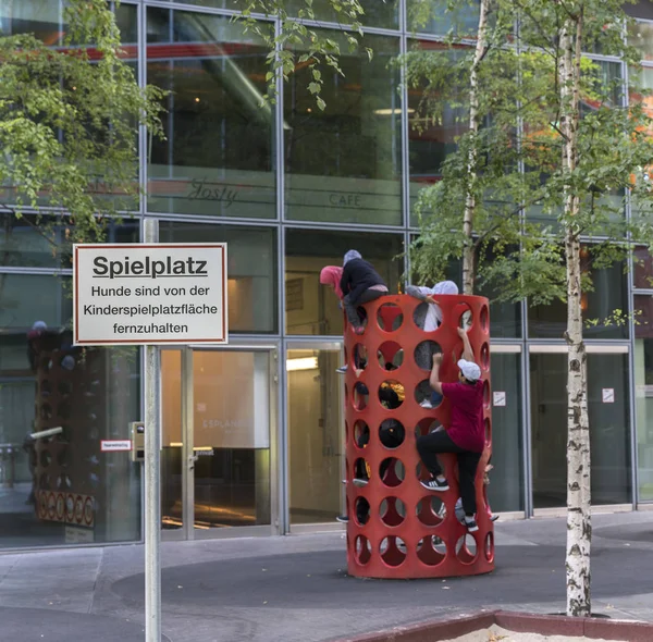 Escalade d'échafaudages sur une aire de jeux pour enfants à Berlin — Photo