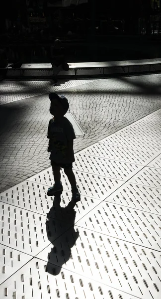 Licht en schaduwen van mensen op de Potsdamer Platz in Berlijn — Stockfoto