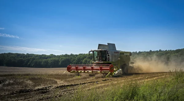 Combine works on a field — Stock Photo, Image