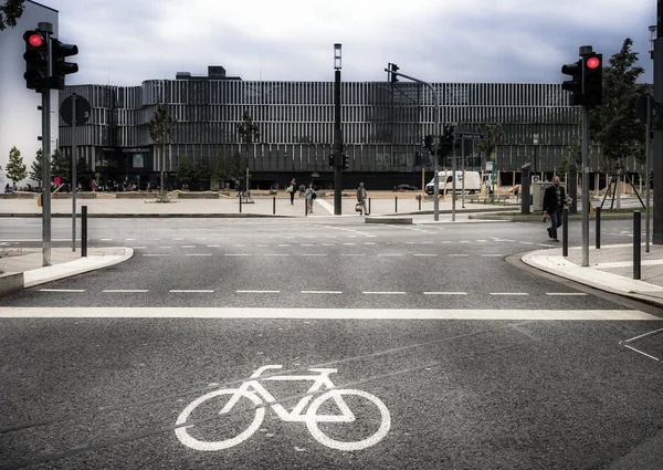 在柏林的街道上骑自行车的人的象征 — 图库照片