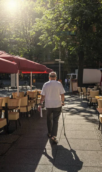 Senior på en promenad genom sommarstaden — Stockfoto