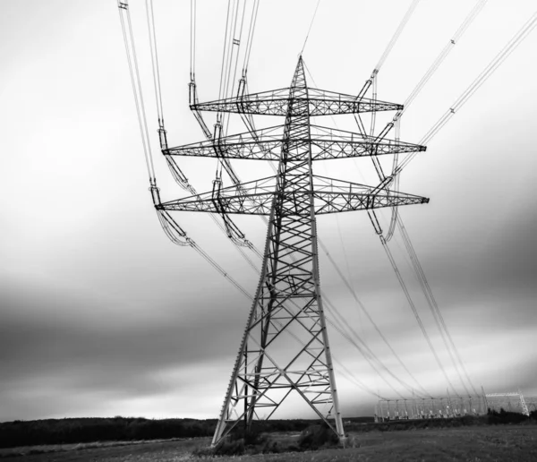 Piloni elettrici su campo libero — Foto Stock