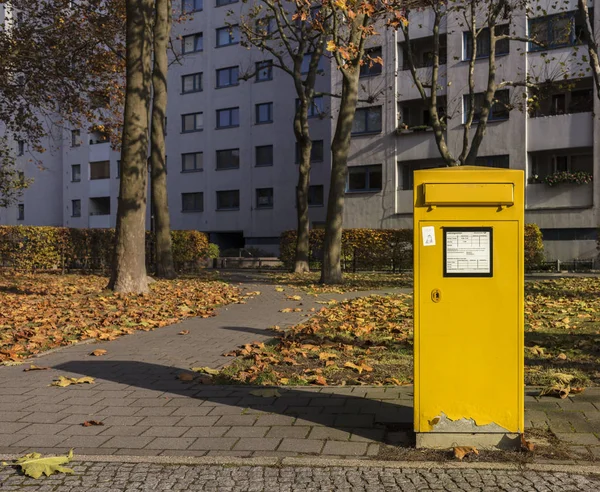 Caixa de carta amarela da Deutsche Post — Fotografia de Stock