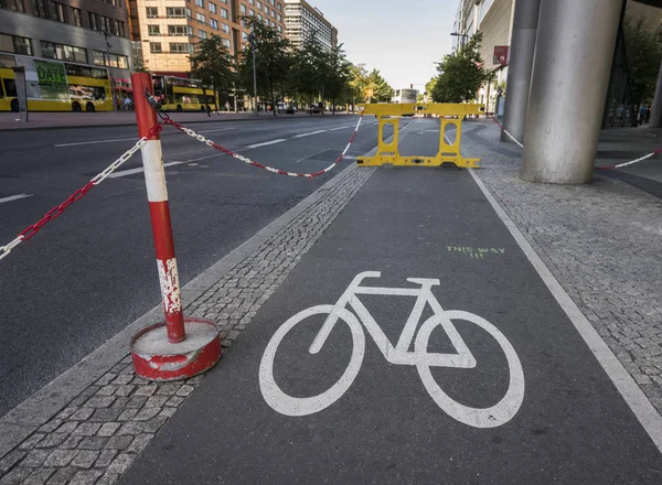 Symbol für Radfahrer auf den Straßen in Berlin — Stockfoto