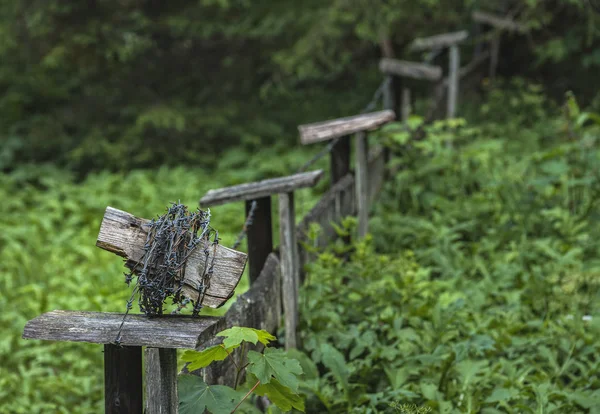 有刺鉄線と小さな木製のフェンス — ストック写真