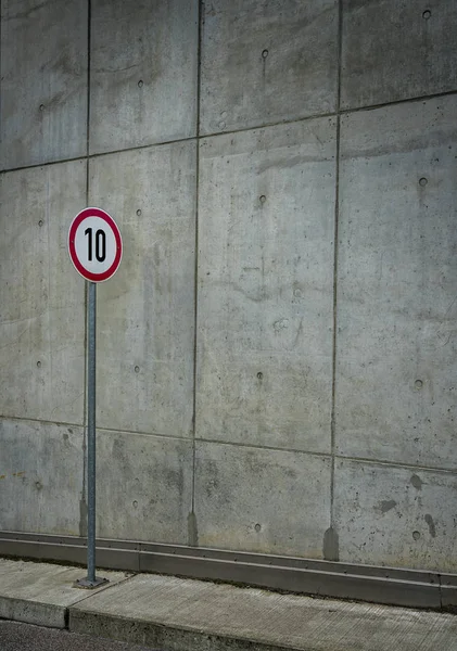 Znakiem ruchu w przód gołe betonowe ściany — Zdjęcie stockowe