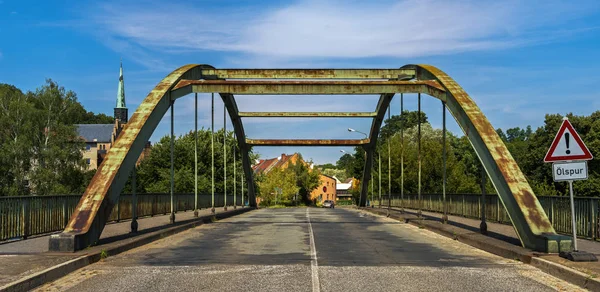 Velhas rotas de trânsito com ponte ramshackle no leste da Alemanha — Fotografia de Stock