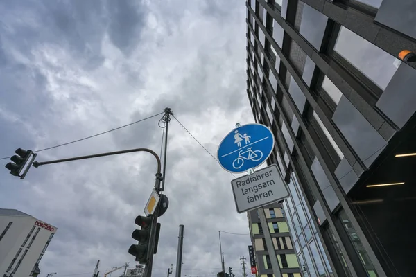 Panneaux de signalisation pour piétons dans une ville — Photo
