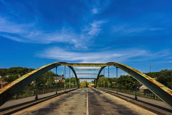 Viejas rutas de tráfico con puente destartalado en el este de Alemania —  Fotos de Stock