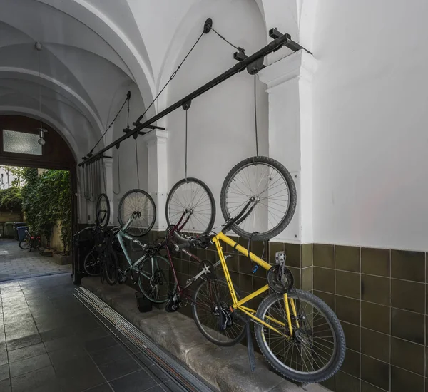 Parkerede cykler i et smalt hus indgang - Stock-foto