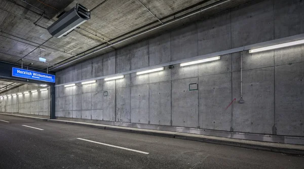 Ligar e desligar para uma garagem de estacionamento — Fotografia de Stock