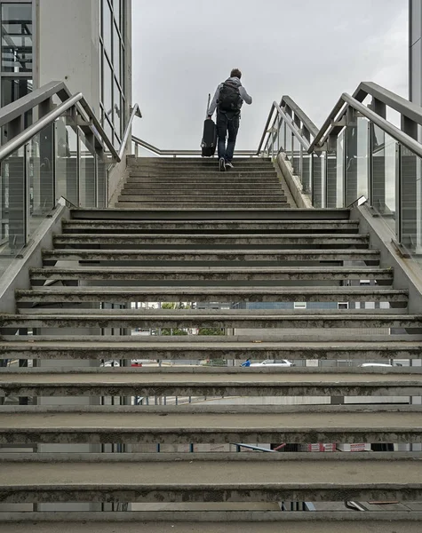 Escalera a la feria de la estación de tren en Frankfurt am Main — Foto de Stock