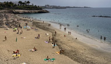 Kumlu sahilde Tenerife Adası  