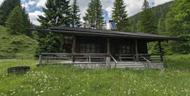 Dağlar ve Bavyera kırsalında dağ kulübeleri  