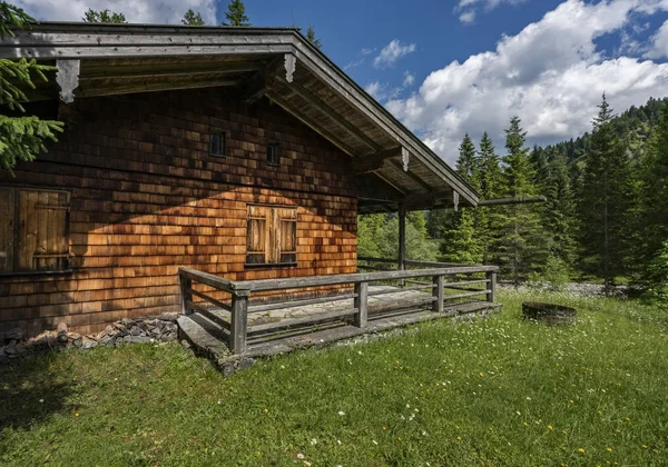 Bergen och fjällstugor på den bayerska landsbygden — Stockfoto