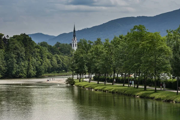 Река Изар в баварском городе Бад-Тиз — стоковое фото