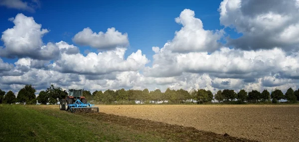 Tractor in agricultural work in a district of Berlin — Stock Photo, Image