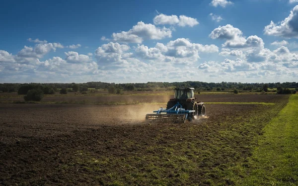 Tractor in agricultural work in a district of Berlin — Stock Photo, Image