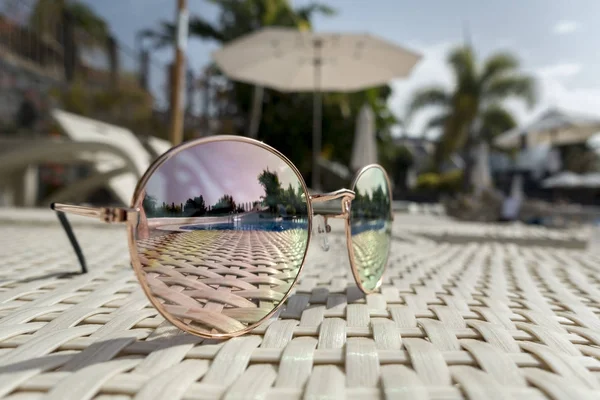 Sunglasses is located at the swimming pool on a sun lounger — Stock Photo, Image