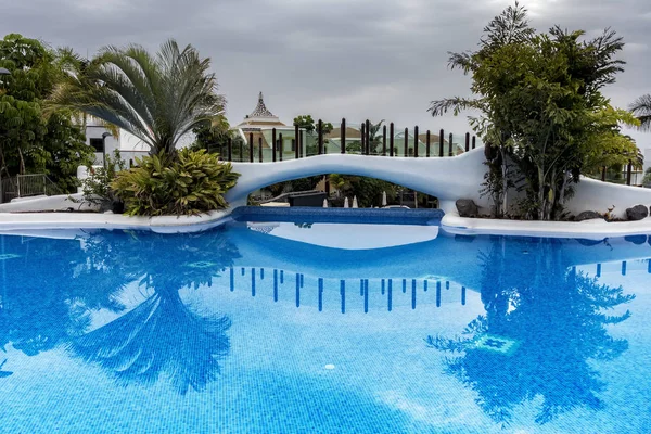 Swimming pool in a bathing establishment in Tenerife — Stock Photo, Image
