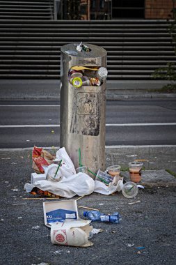Kir ve Berlin şehir merkezinde bir çöp, çöp 