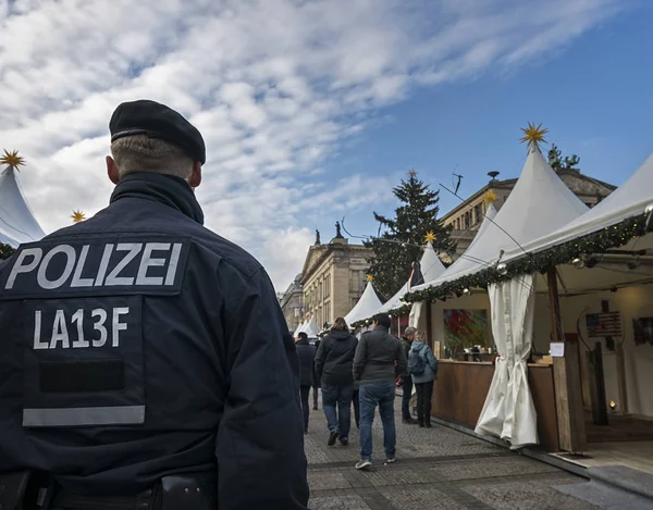 Polizei bewacht Weihnachtsmarkt in Berlin — Stockfoto