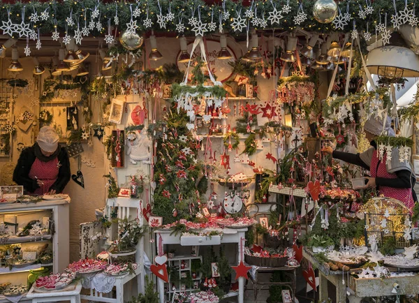 Decorazioni natalizie in un mercatino di Natale di Berlino — Foto Stock