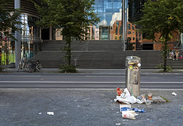 Kir Berlin Şehir Merkezinde Bir Çöp Çöp — Stok fotoğraf