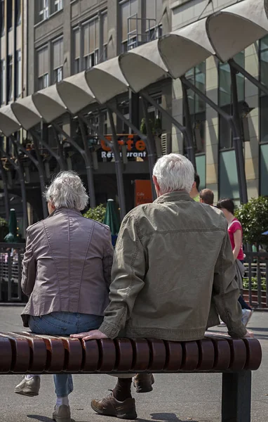 Feliz pareja de ancianos relajarse mientras pasea por la ciudad —  Fotos de Stock