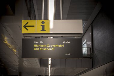 Berlin'de bir tren istasyonunda billboard  