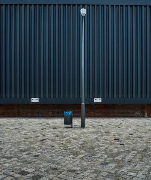 A lantern and a trash in front of an industrial building in Berlin — Stock Photo, Image