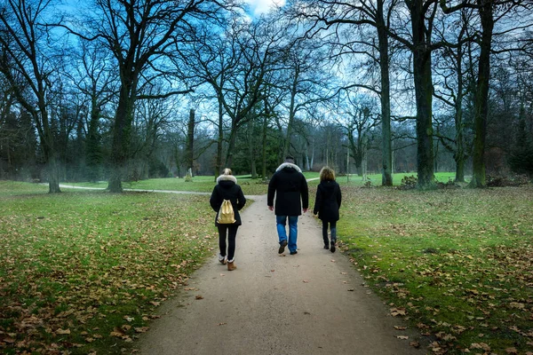 일요일에 숲 속을 산책 하는 가족 — 스톡 사진